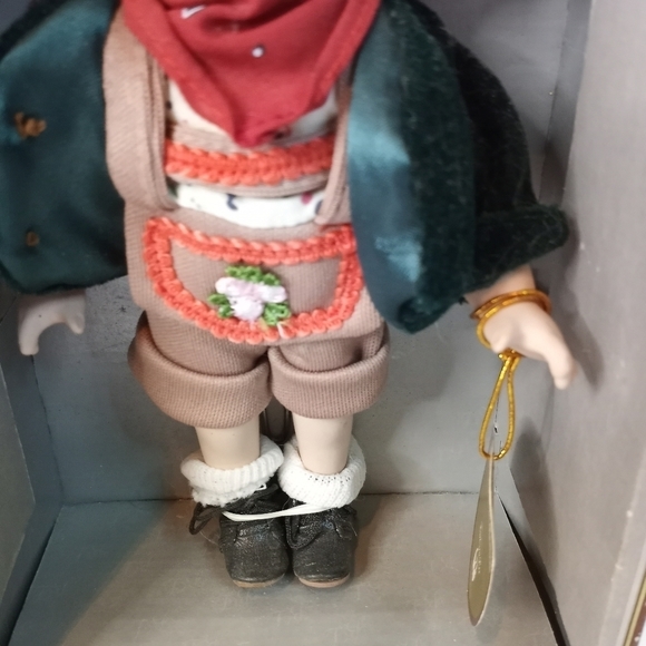 Nursery book collection Petite Porcelain Dolll VIN - Picture 7 of 7